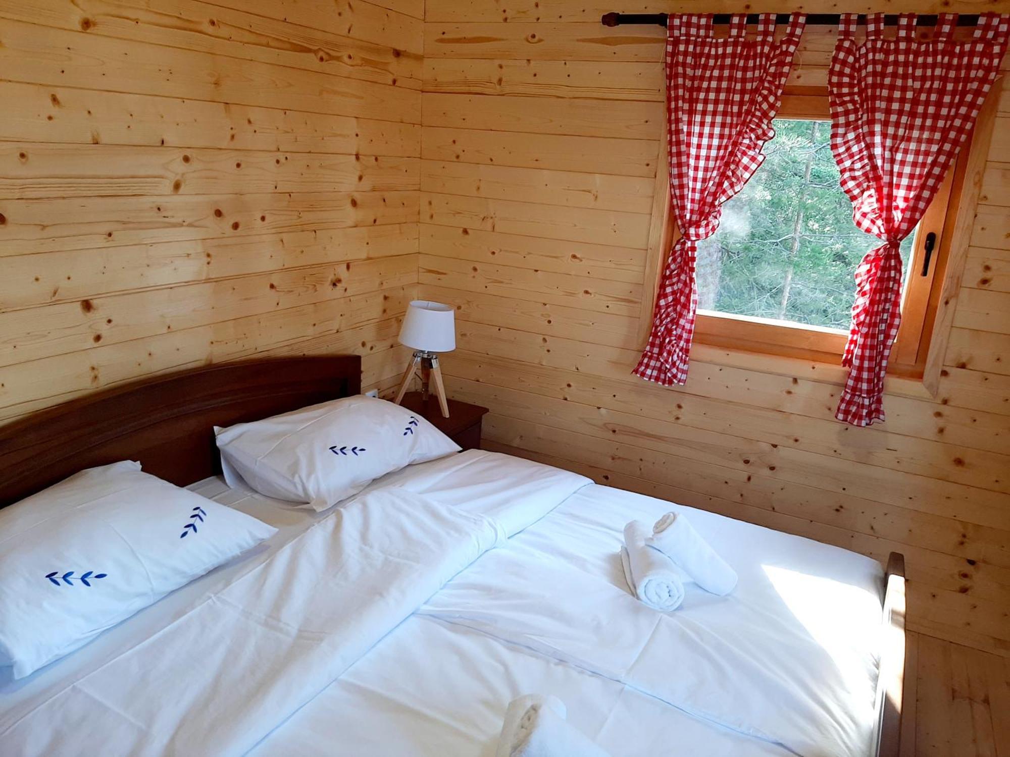 El Paso City, Zlatibor - Unique Wooden Cottages, Treehouse, Wild West Rooms, Accommodation 1-6 People Camera foto